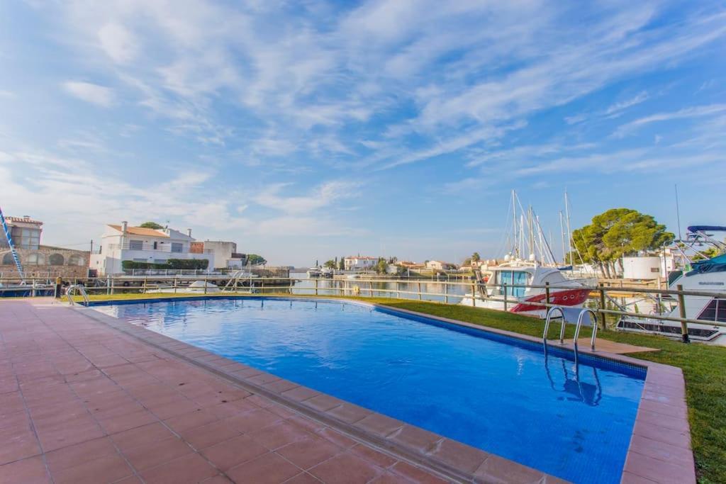 Piso De 2 Habitaciones, 3 Piscinas Y Cerca Del Mar Roses Exterior photo